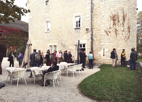 Participants dans les jardins du château de Bellecroix